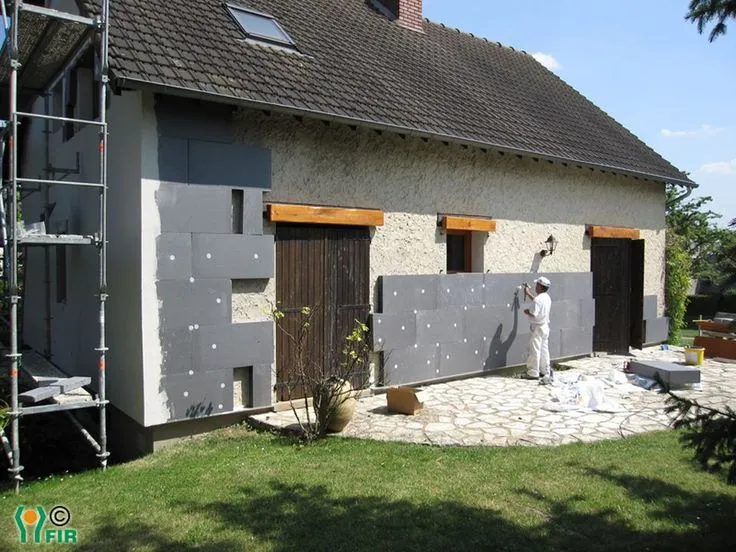 Réalisation d'une isolation par l'extérieur d'une maison - Signature rénove vos façades et murs à Lisieux et dans tout le Calvados