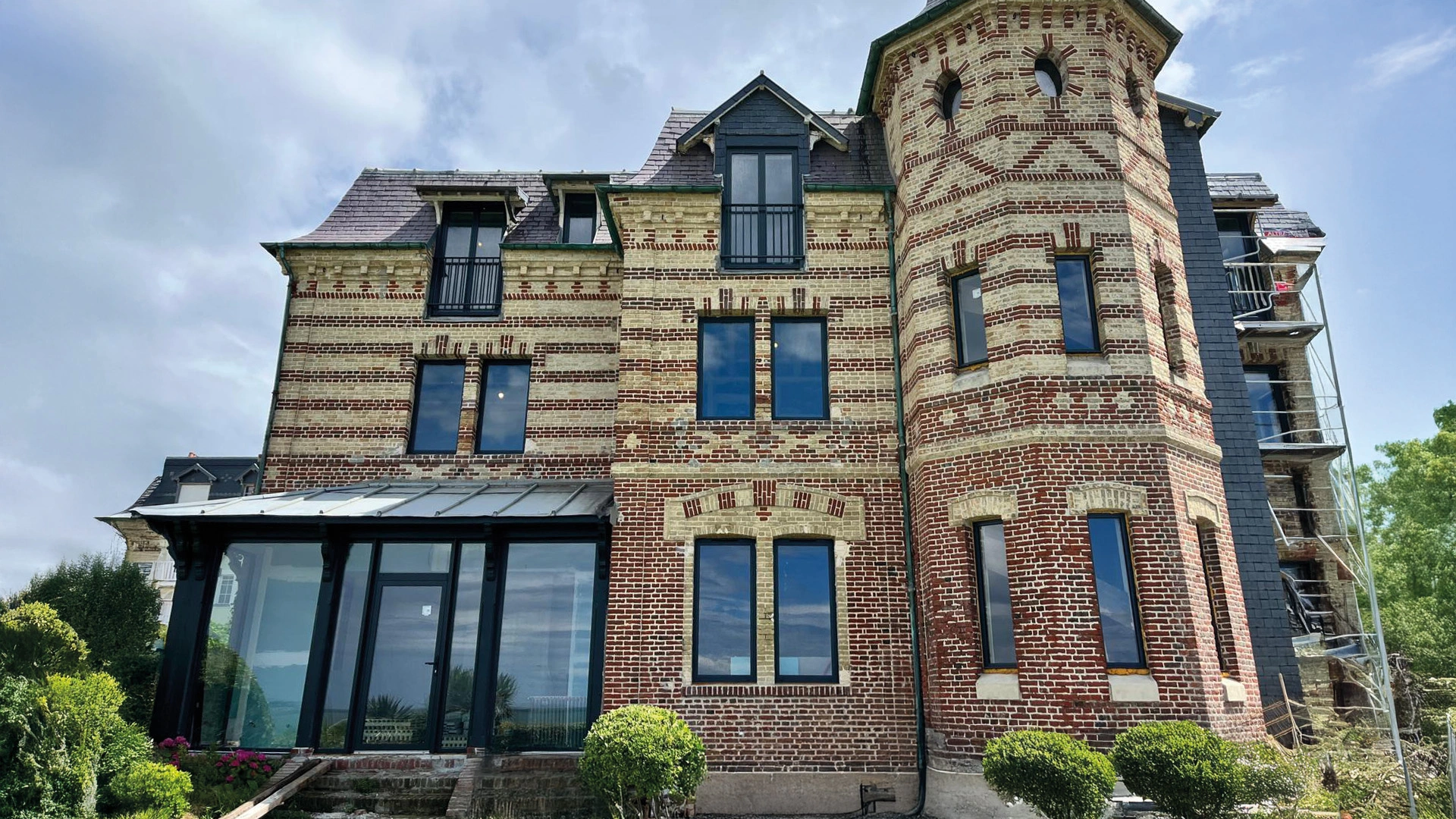Travaux de dé jointage et jointage de la façade d'une maison en brique en Normandie à Deauville - Signature rénove vos façades et sols à Lisieux, Deauville, Caen et dans tout le Calvados.