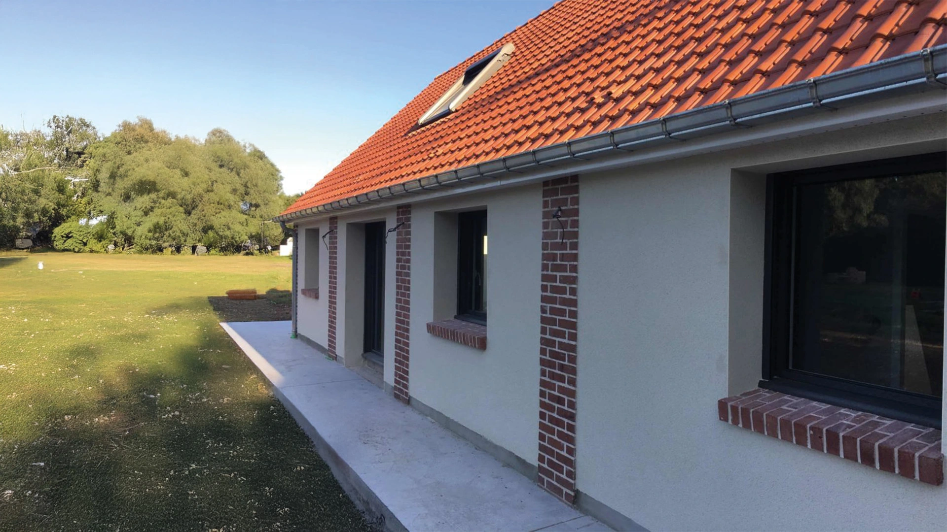 Ravalement de façade d'une maison en Normandie à Deauville - Signature rénove vos façades et sols à Lisieux, Deauville, Caen et dans tout le Calvados.